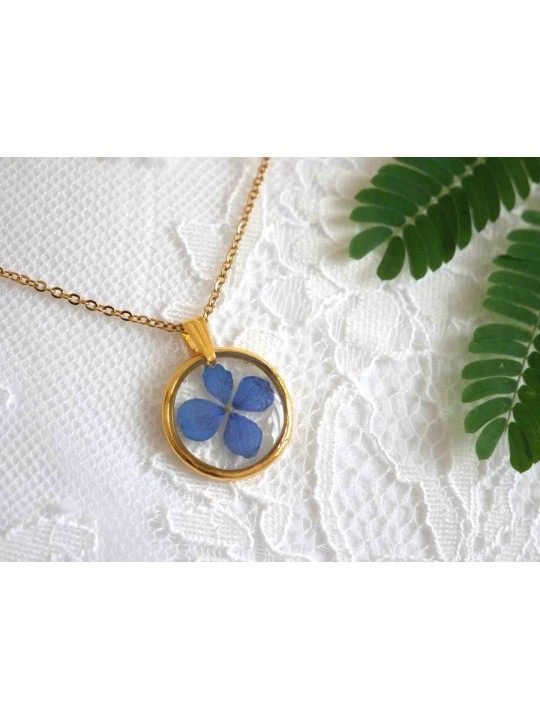 Collier cercle en résine de véritable fleur séchée hortensia bleu