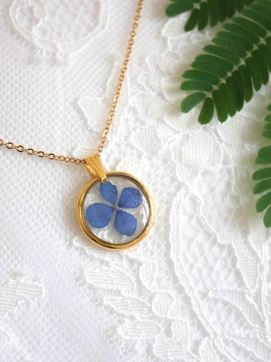 Collier cercle en résine de véritable fleur séchée hortensia bleu