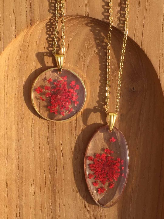 Collier en résine de véritable fleur séchée rouge