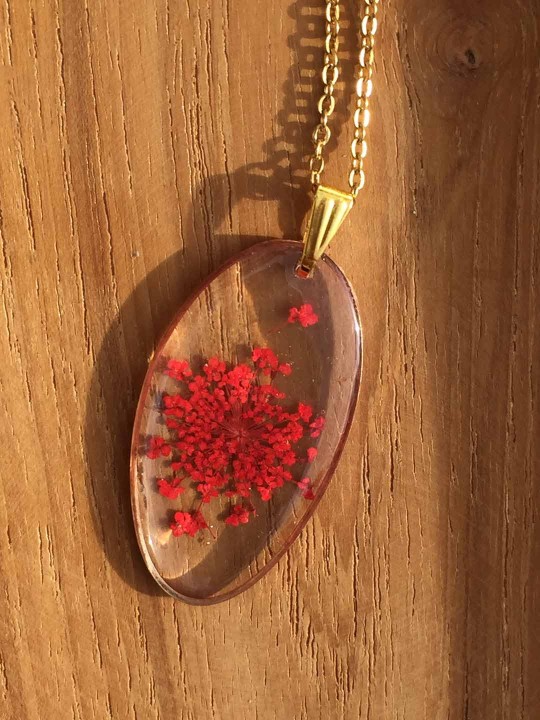 Collier en résine de véritable fleur séchée rouge