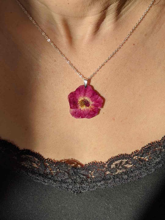 Collier de véritable rose en résine