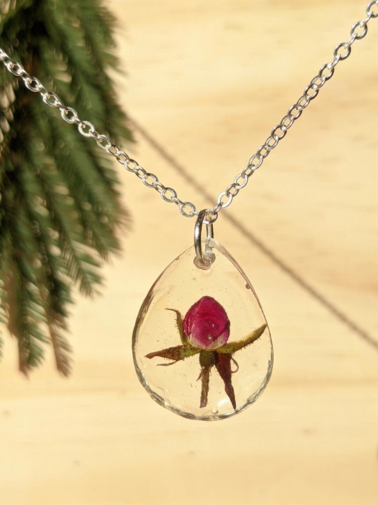 Collier goutte transparente en résine contenant une véritable rose