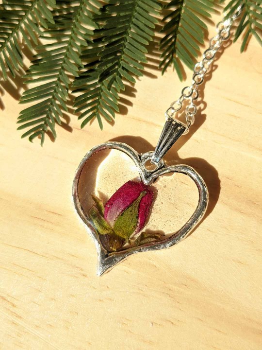 Collier coeur en résine contenant une véritable rose