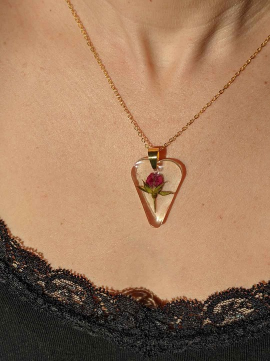 Collier coeur transparent en résine contenant une véritable rose