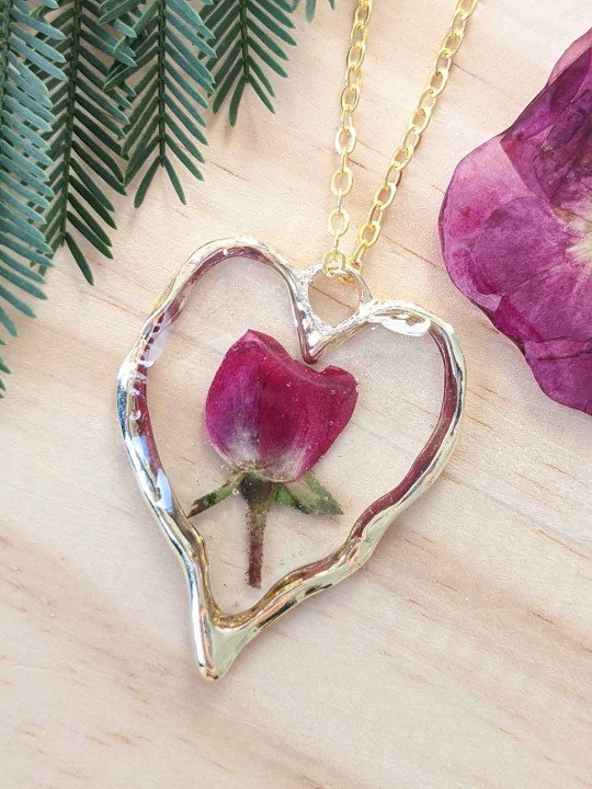 Collier coeur en résine contenant une véritable rose