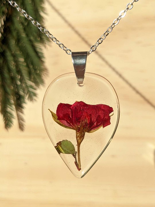 Collier goutte transparente en résine contenant une véritable rose