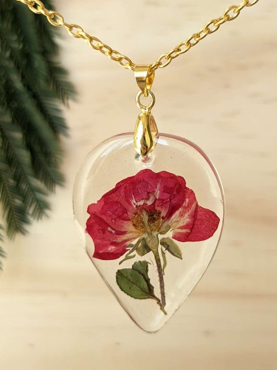 Collier goutte transparente en résine contenant une véritable rose