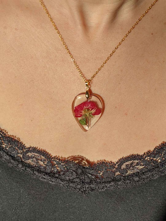 Collier goutte transparente en résine contenant une véritable rose