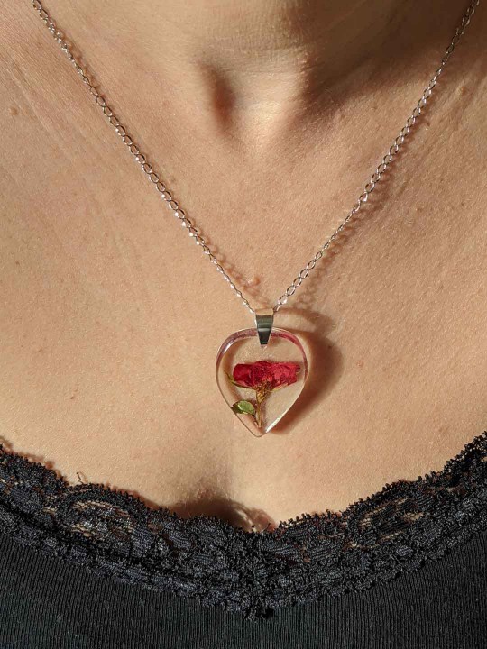 Collier goutte transparente en résine contenant une véritable rose