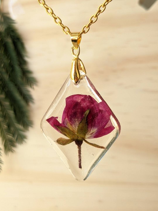 Collier losange transparent en résine contenant une véritable rose