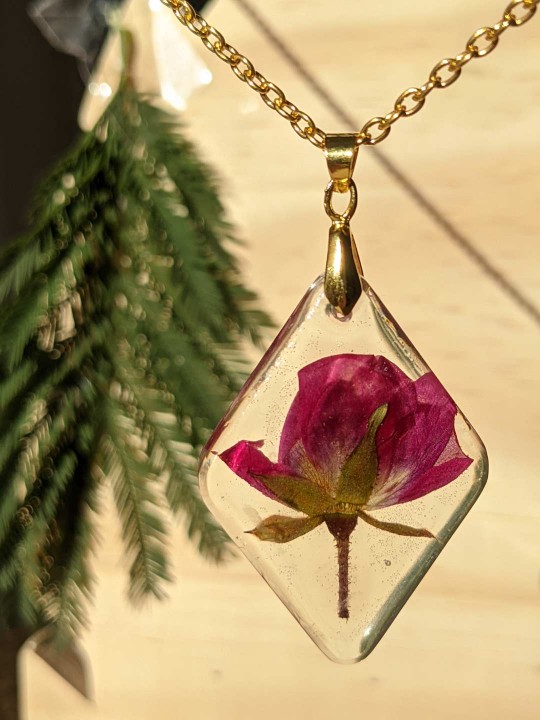 Collier losange transparent en résine contenant une véritable rose