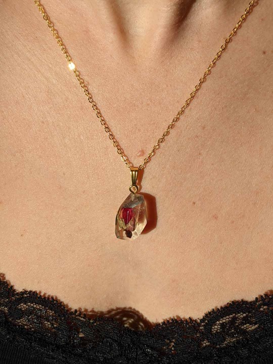 Collier en résine contenant une véritable rose