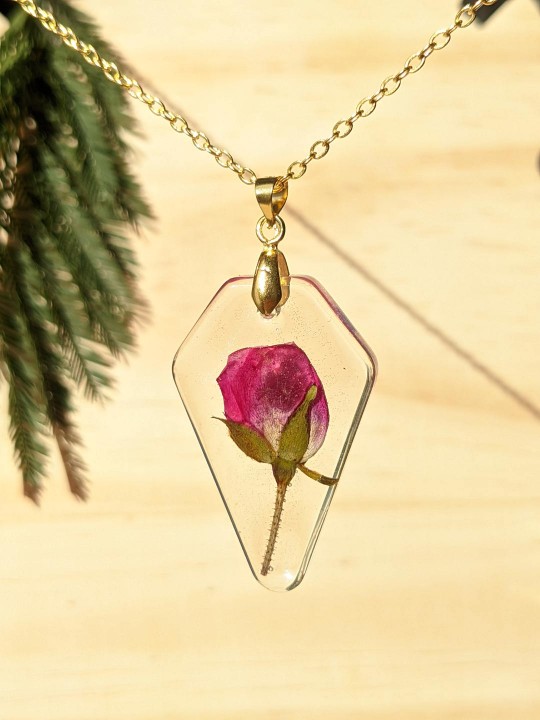 Collier pentagone transparent en résine contenant une véritable rose