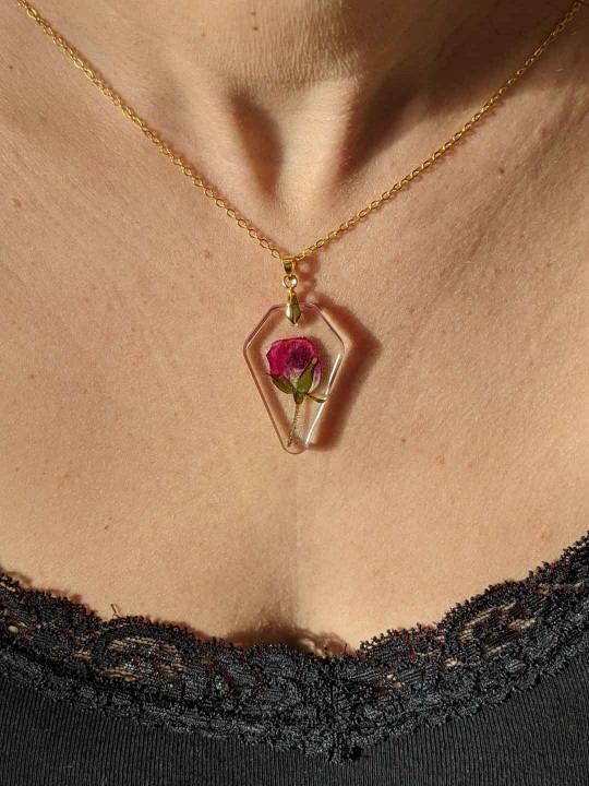 Collier pentagone transparent en résine contenant une véritable rose