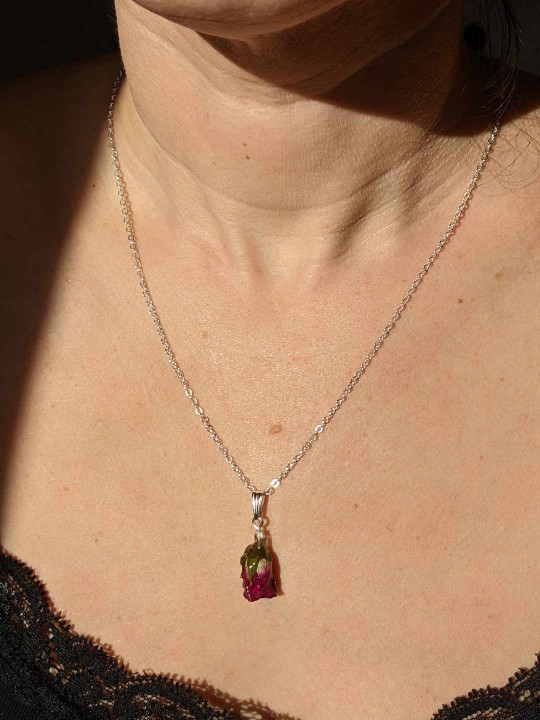 Collier pendentif rose éternelle en résine