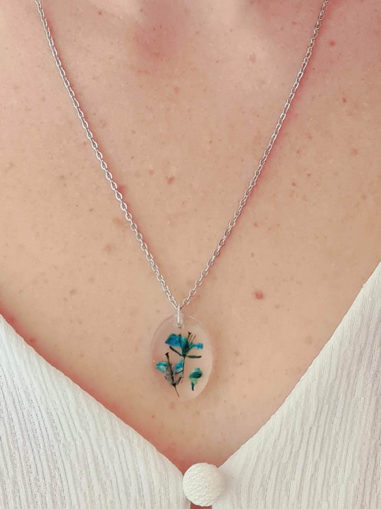 Collier en résine de véritable petites fleurs turquoise séchées