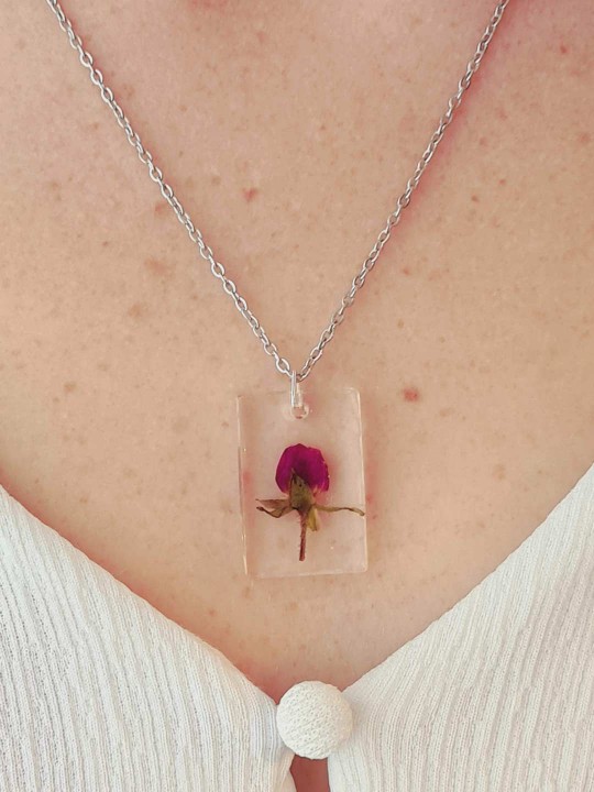 Collier en résine contenant une véritable rose