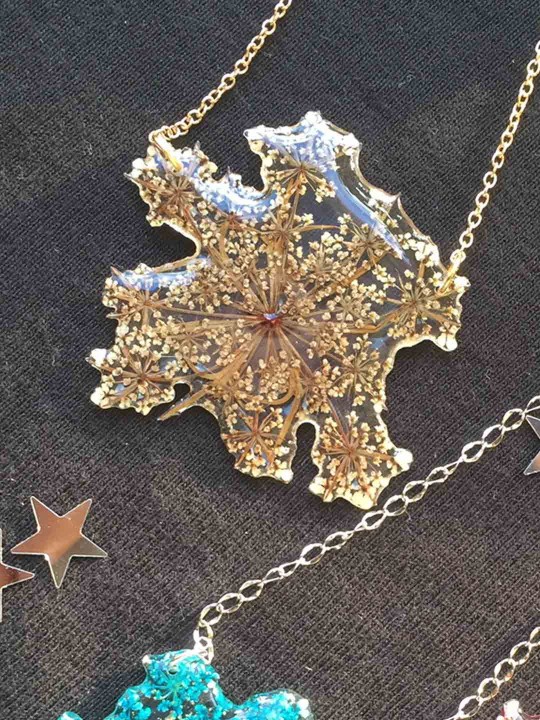 Collier en résine de véritable fleur préssée beige