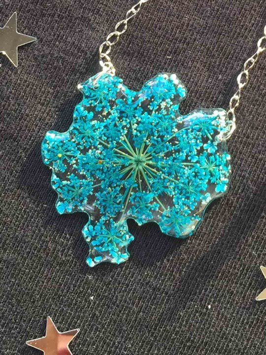 Collier en résine de véritable fleur préssée bleue