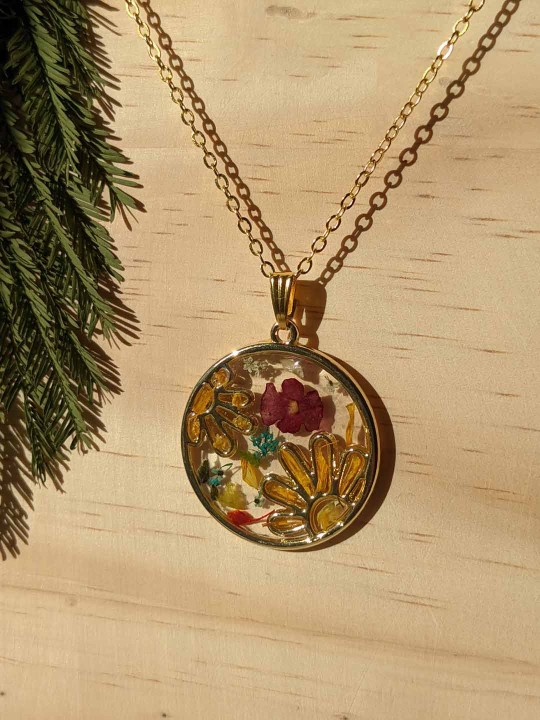 Collier en résine soleil fleuri