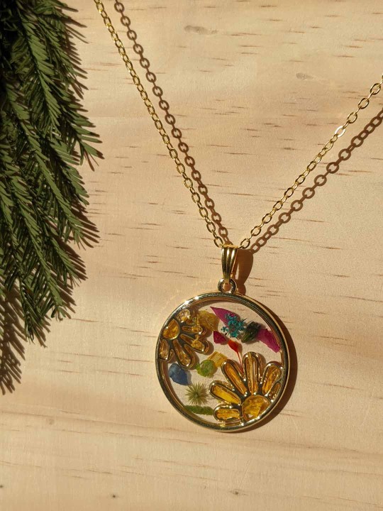 Collier en résine soleil fleuri