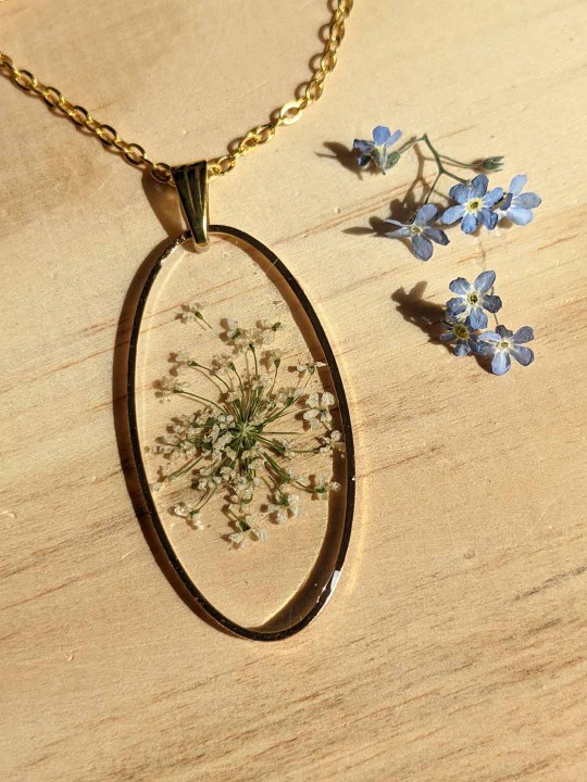 Collier en résine de véritable fleur séchée beige