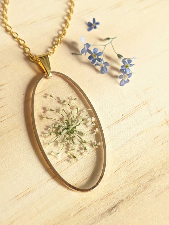 Collier en résine de véritable fleur séchée beige