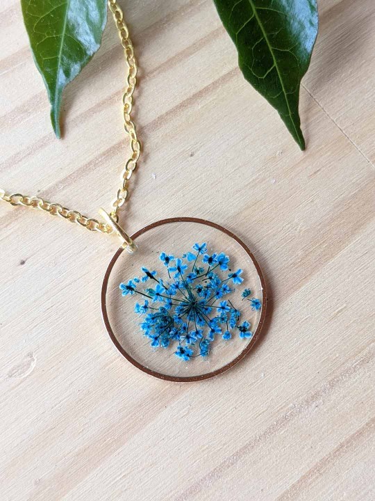 Collier en résine de véritable fleur séchée bleue