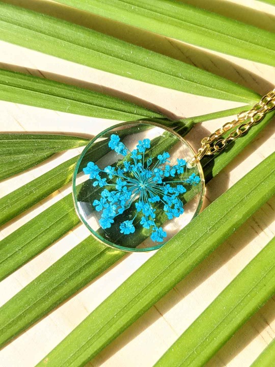 Collier en résine de véritable fleur séchée turquoise