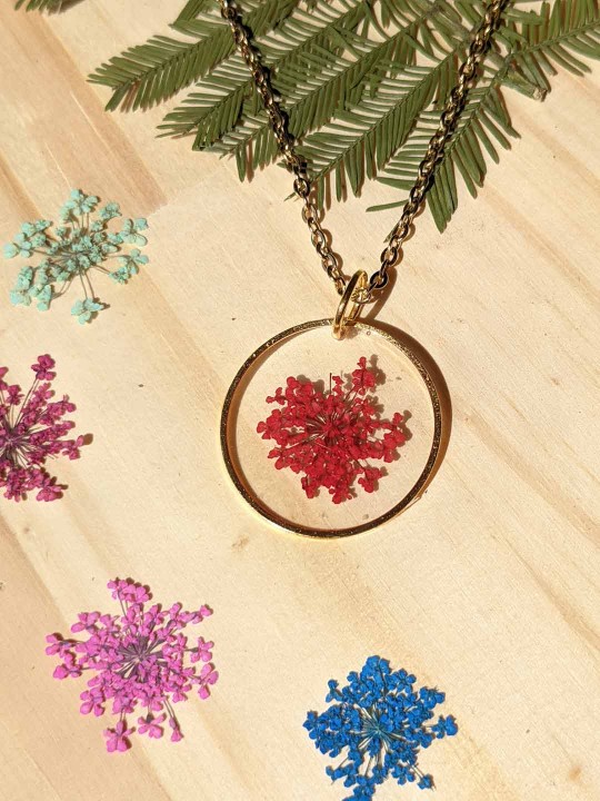 Collier en résine de véritable fleur séchée rouge