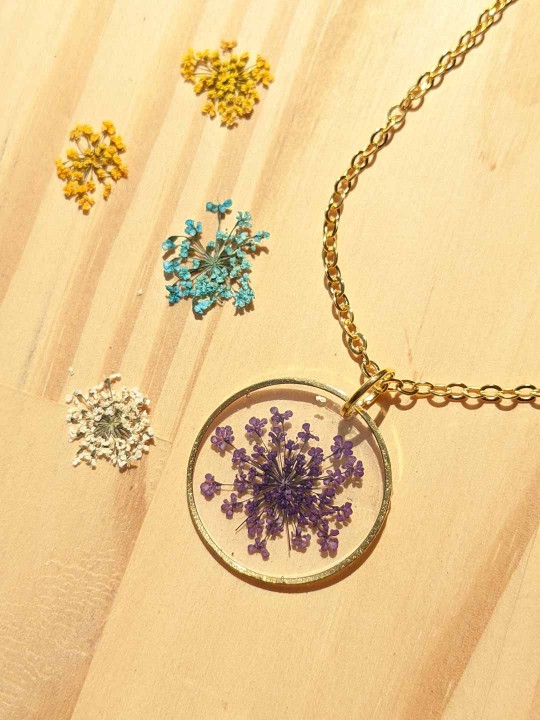 Collier en résine de véritable fleur séchée violette