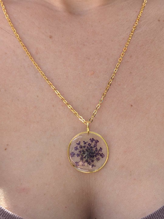 Collier en résine de véritable fleur séchée violette