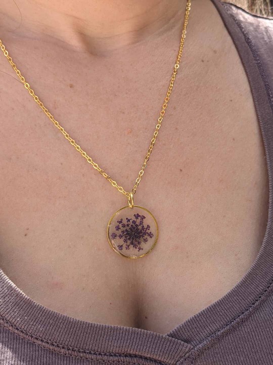 Collier en résine de véritable fleur séchée violette