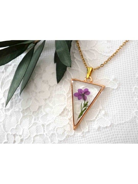 Collier triangle en résine de véritable fleur séchée violette