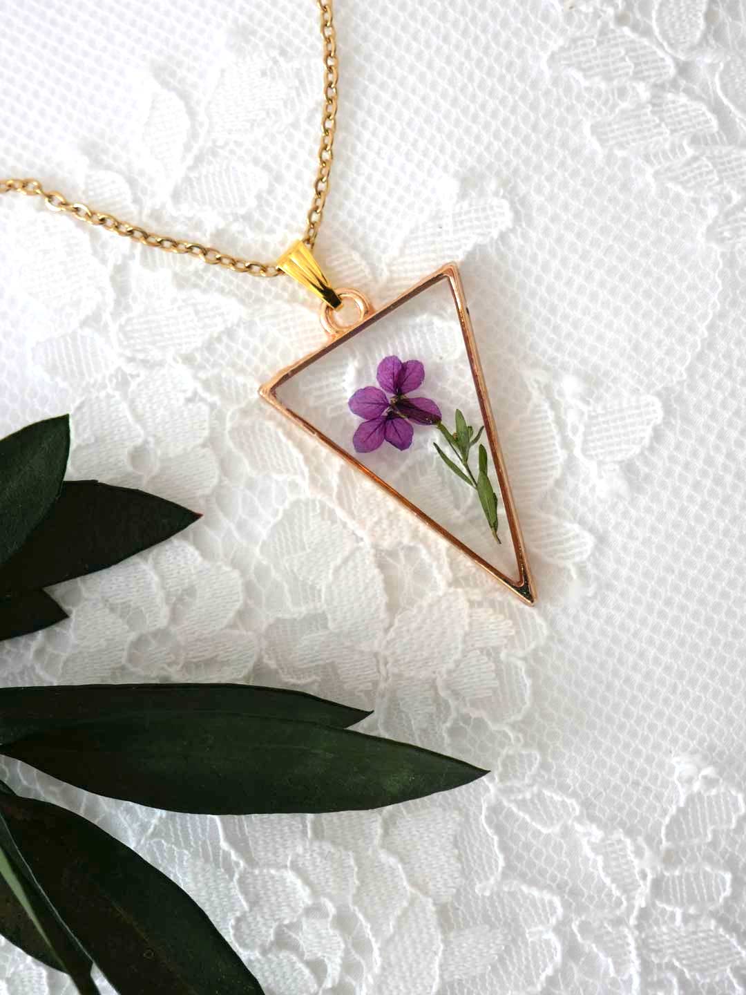 Collier triangle en résine de véritable fleur séchée violette