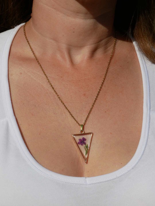 Collier triangle en résine de véritable fleur séchée violette