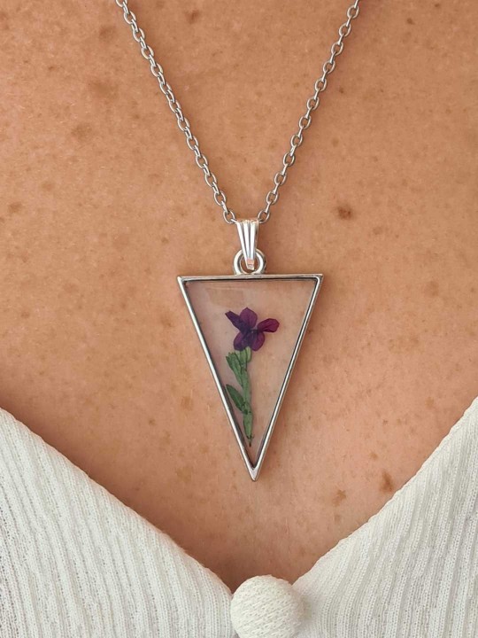 Collier triangle en résine de véritable fleur séchée violette