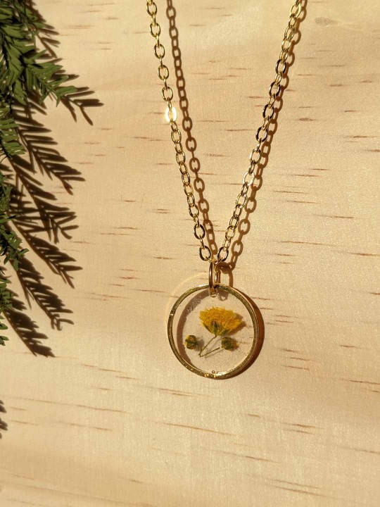 Collier en fleur séchée jaune