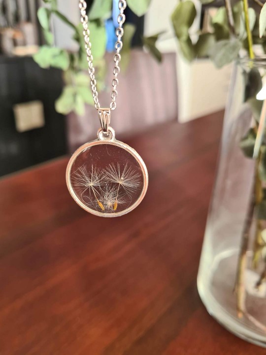 Collier pendentif rond en résine "fais un voeu" 