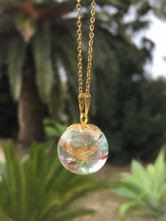 Collier pendentif boule en résine "fais un voeu" en couleur