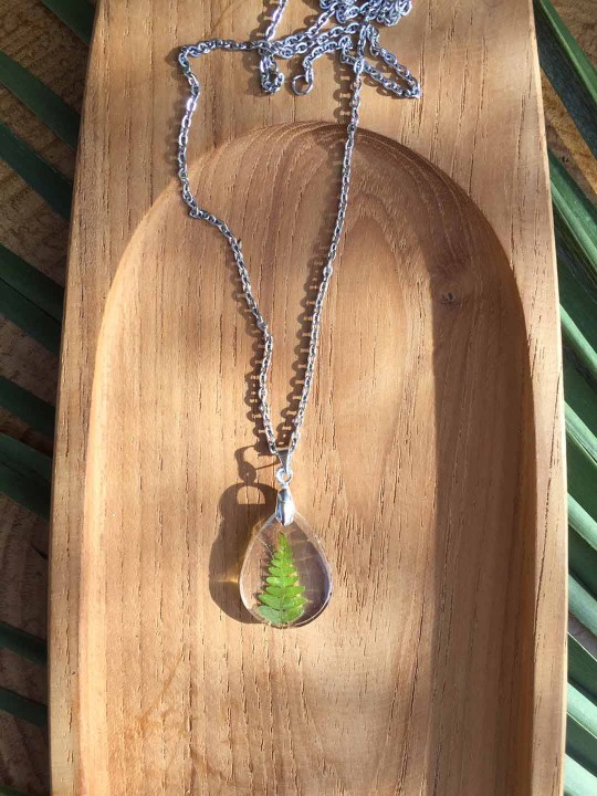 Collier pendentif goutte en véritable fougère en résine