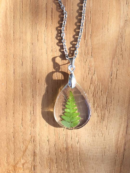 Collier pendentif goutte en véritable fougère en résine