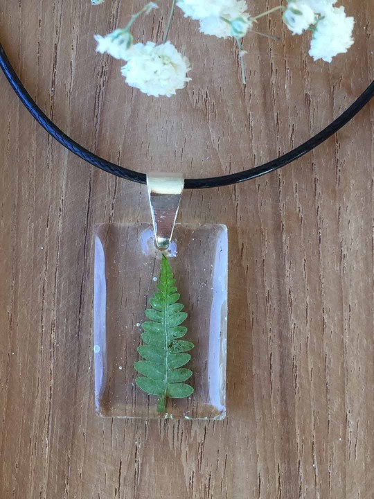 Collier pendentif rectangle en véritable fougère en résine