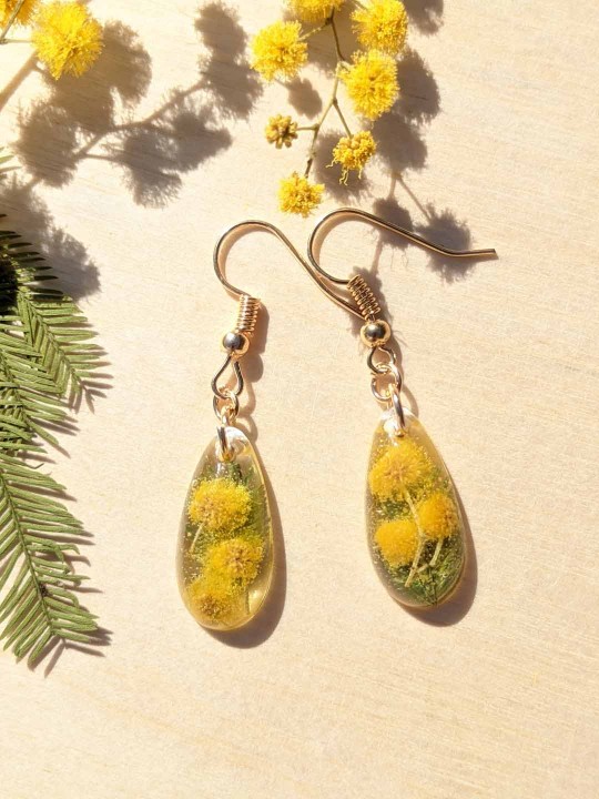 Boucles d'oreille en résine contenant du véritable mimosa