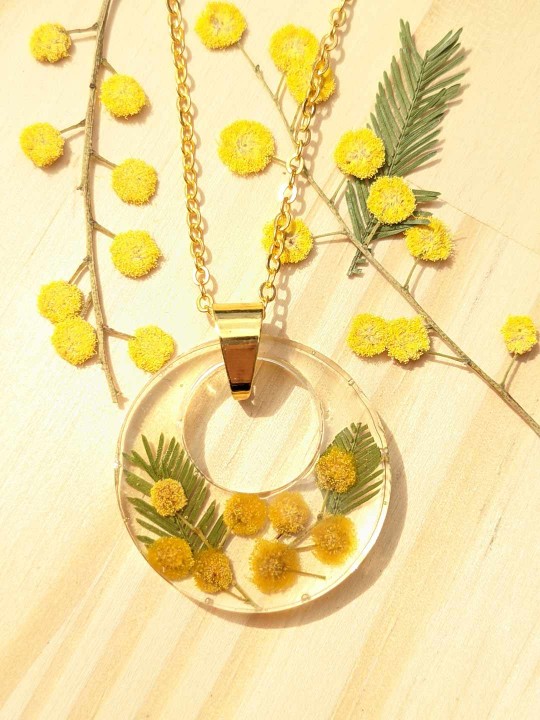 Collier en résine contenant du véritable mimosa