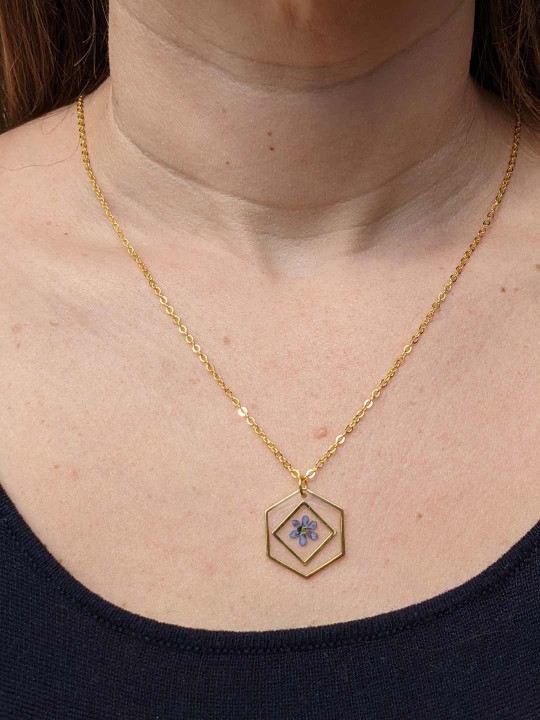 Collier hexagonal en résine contenant une véritable fleur de Myosotis