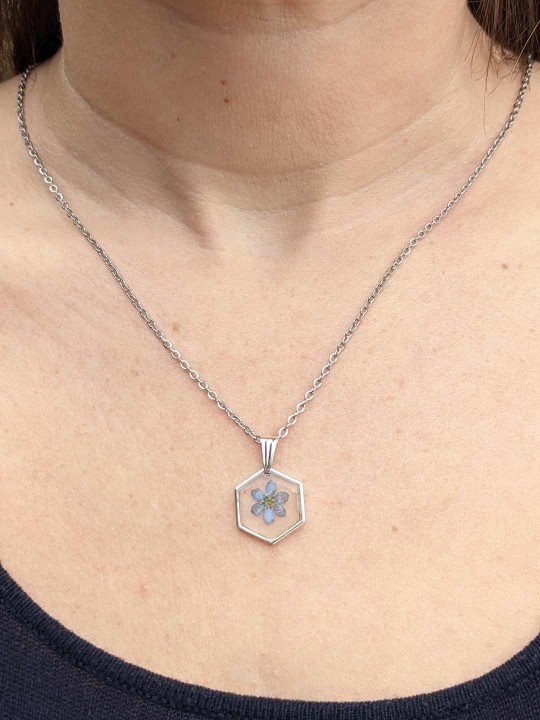 Collier hexagonal en résine contenant une véritable fleur de Myosotis