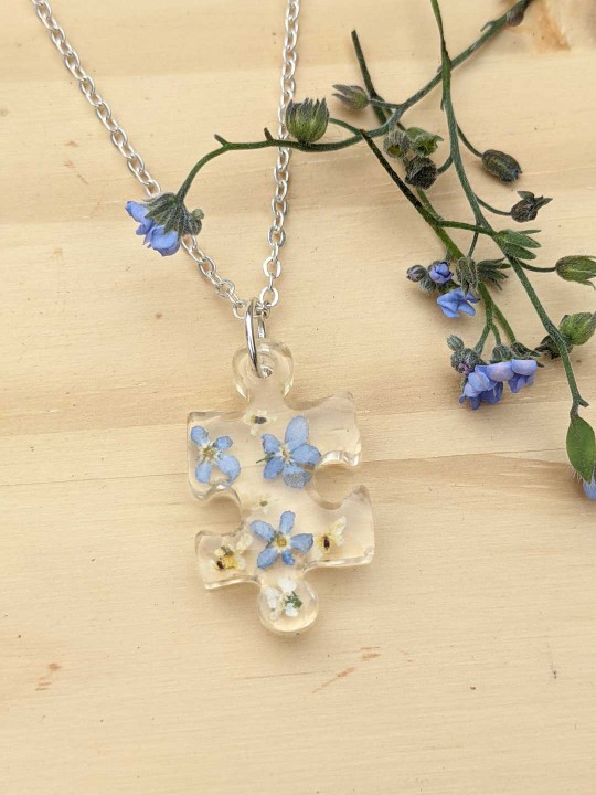 Collier puzzle en résine contenant de véritables fleurs de Myosotis