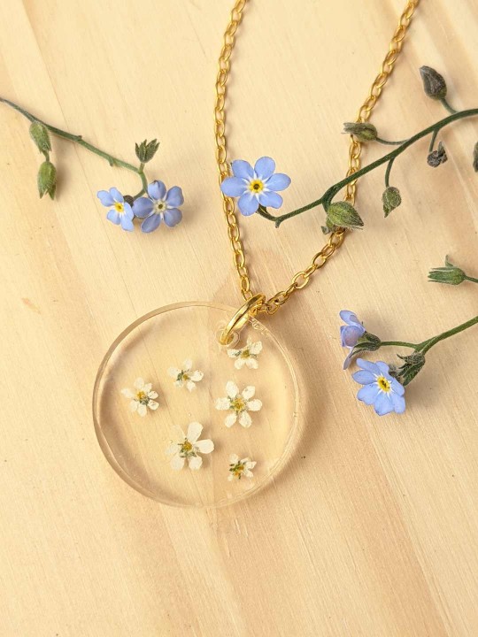 Collier en résine contenant de véritables fleurs de Myosotis blanc