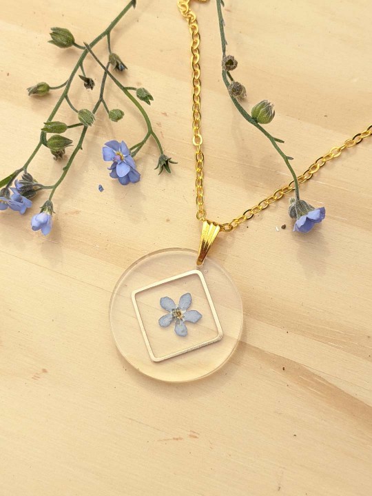 Collier en résine contenant une véritable fleur de Myosotis